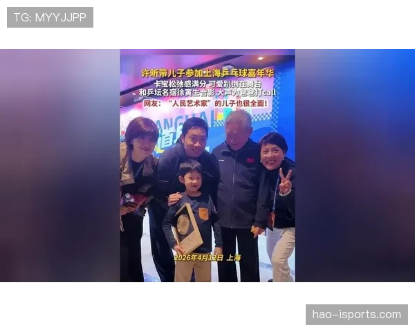 许昕这松弛感是真藏不住了，赛场外叼着棒棒糖看队友训练的样子像极了隔壁遛弯的大爷